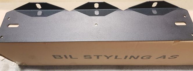 Hovedbilde Skiltbrakett med 3 fester sort